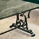 Table basse en fer forgé laquée noire, plateau de marbre veiné vert,