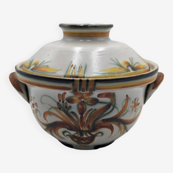 Covered earthenware pot