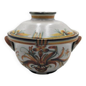 Covered earthenware pot