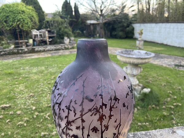 Vase en verre gravé à l'acide au décor de branches