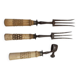 Set of 2 forks and 1 carving fork in ivory.