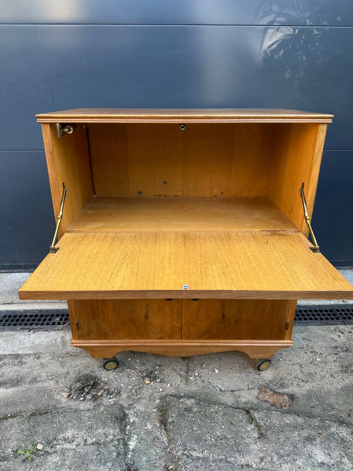 Antique roulette bar