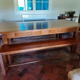 Solid oak table and its 2 benches