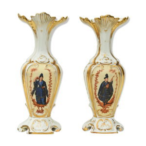 Paire de vases en porcelaine de