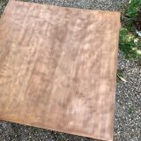 Table minimaliste carrée