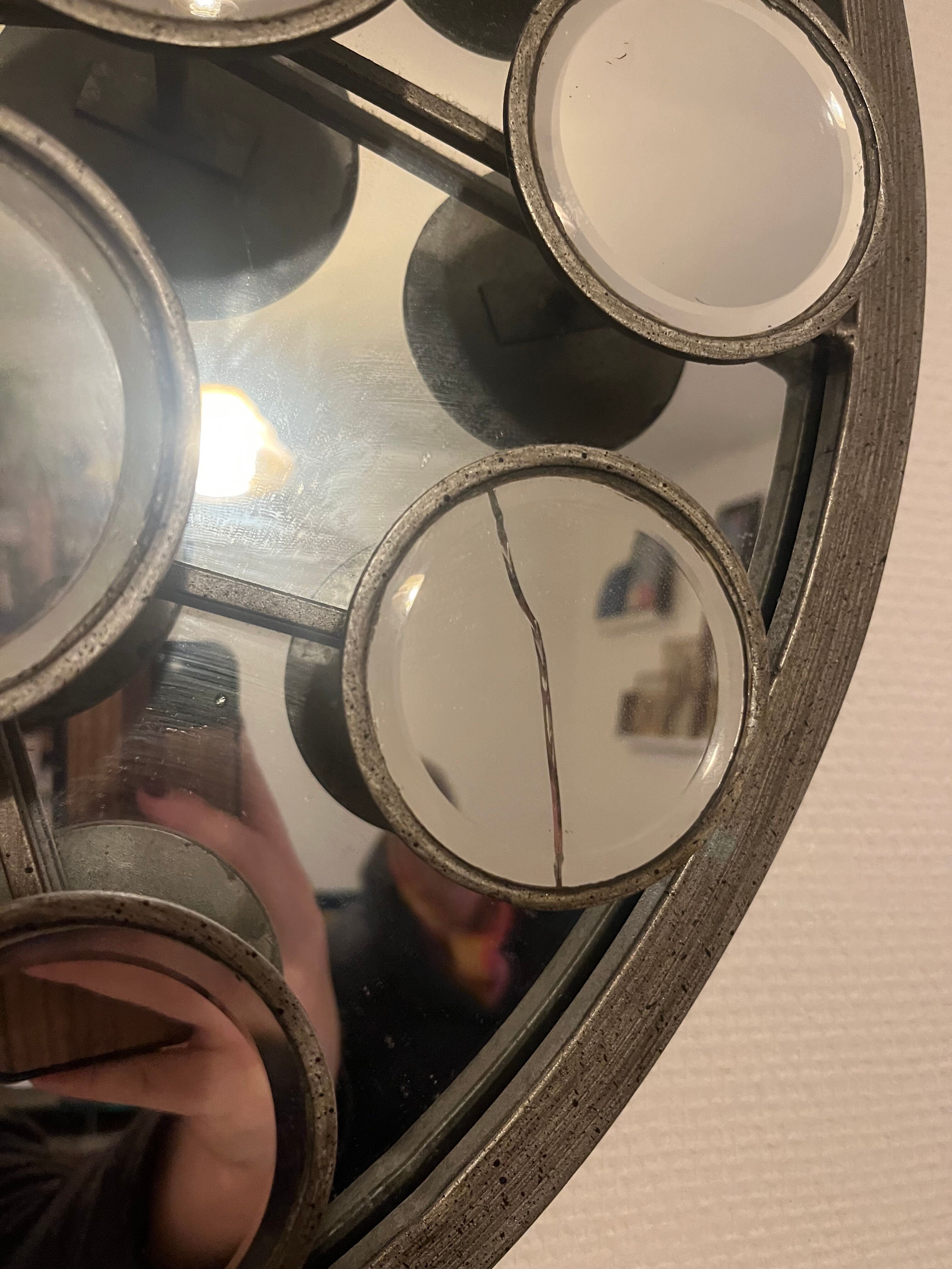 Mirror with round facets design