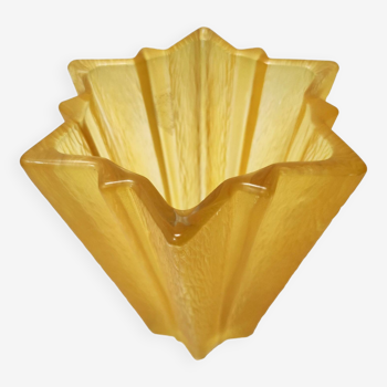 Vase art déco en forme d'étoile en verre jaune attribué à pierre d'avesn pour daum