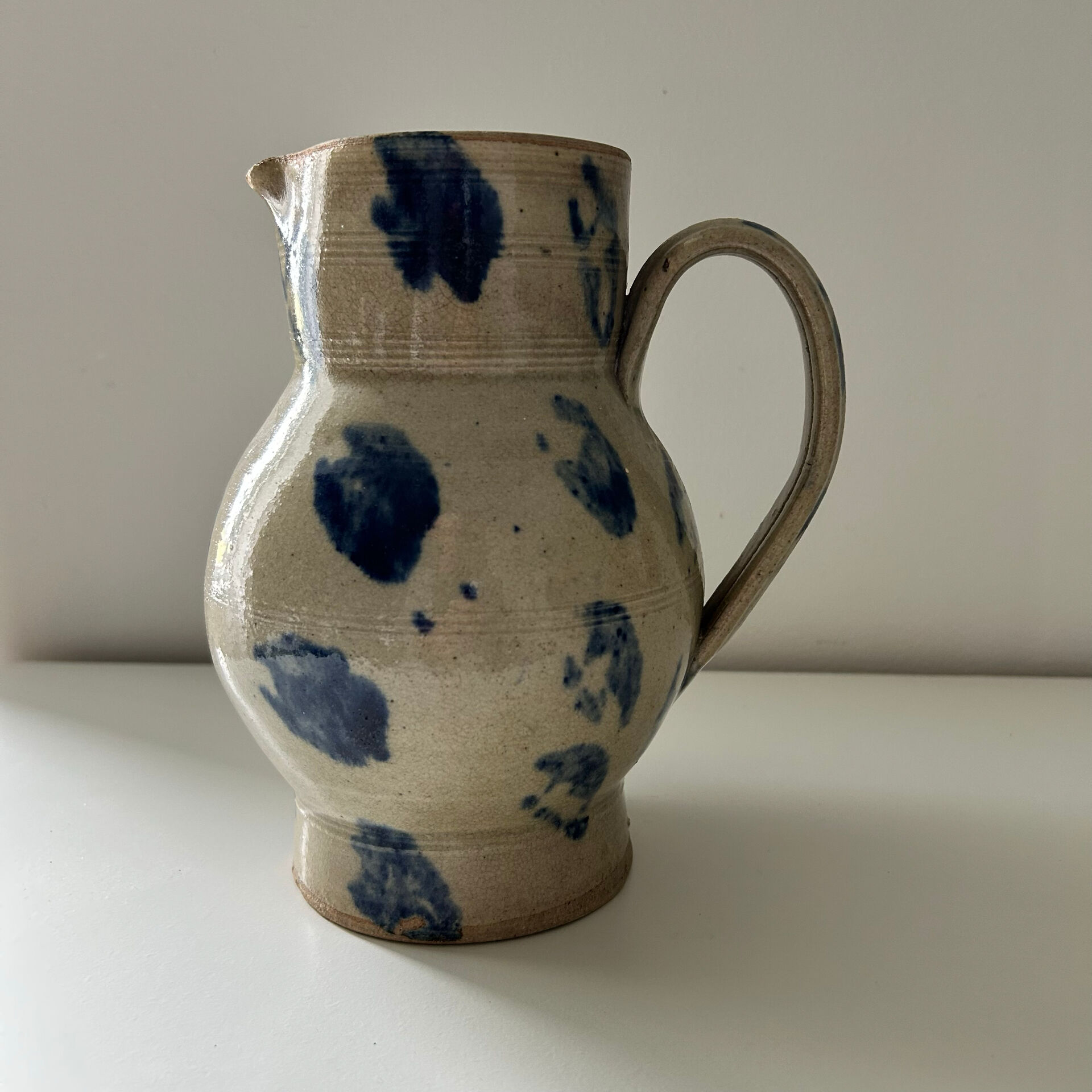 Pichet décor taches bleues