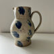 Pichet décor taches bleues