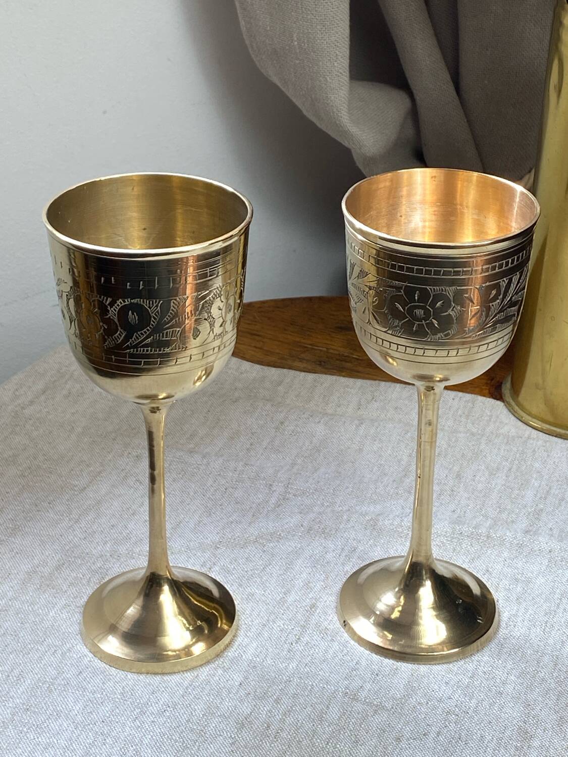 Calices, verre à pied en laiton gravés