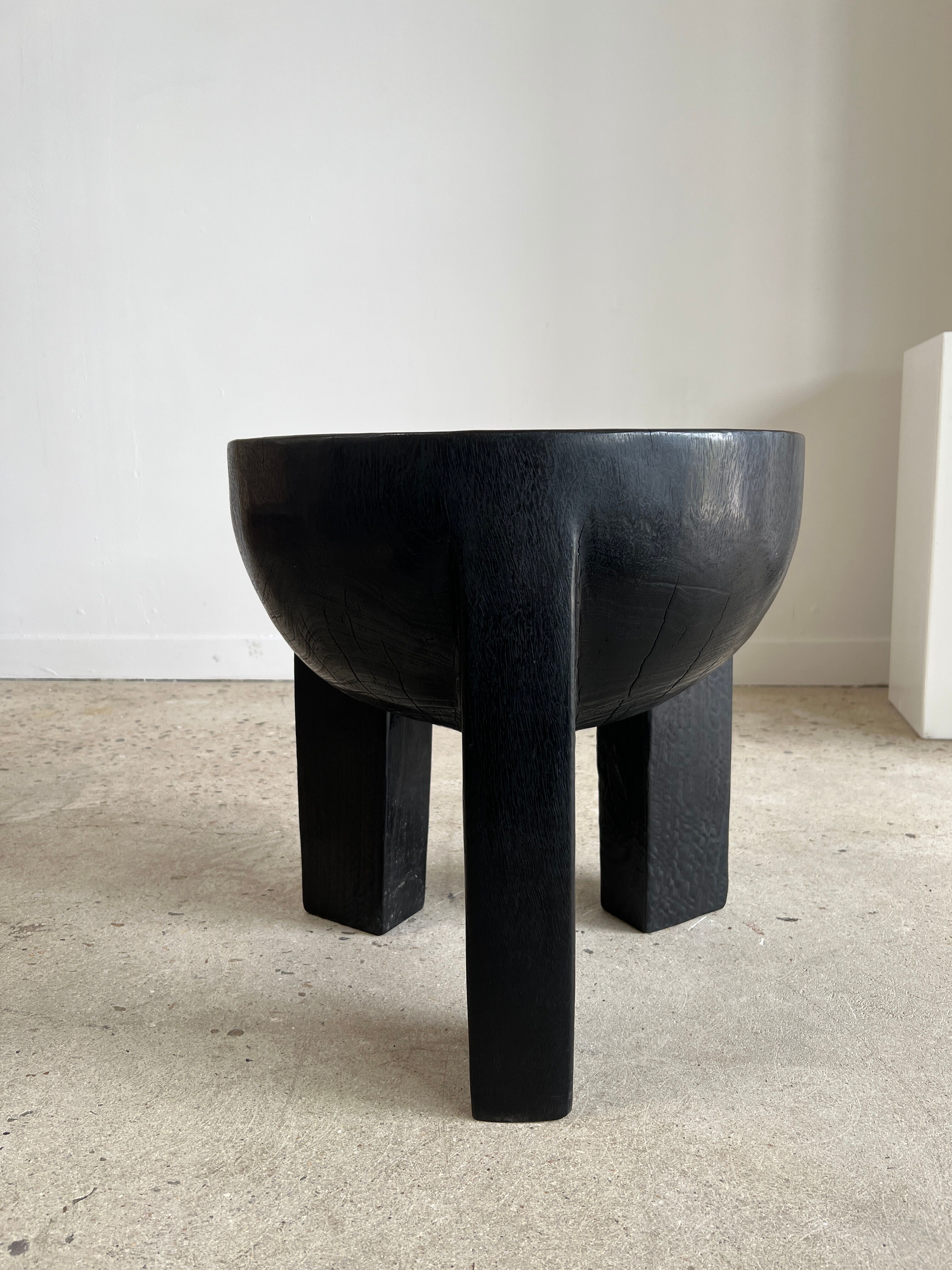 Black mango wood tripod side table with a semi-spherical top, height: 45 cm, diameter: 44 cm.