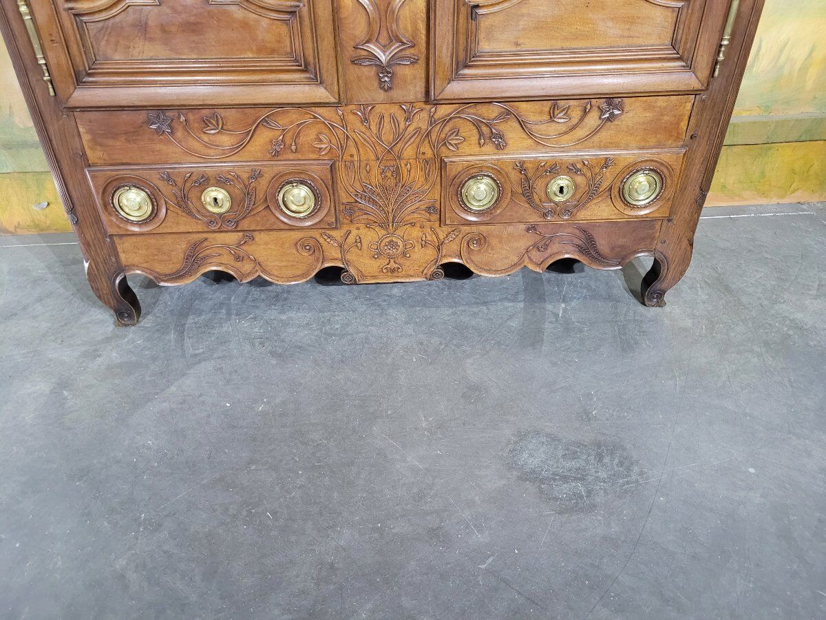 Armoire Louis XV en noyer et chêne