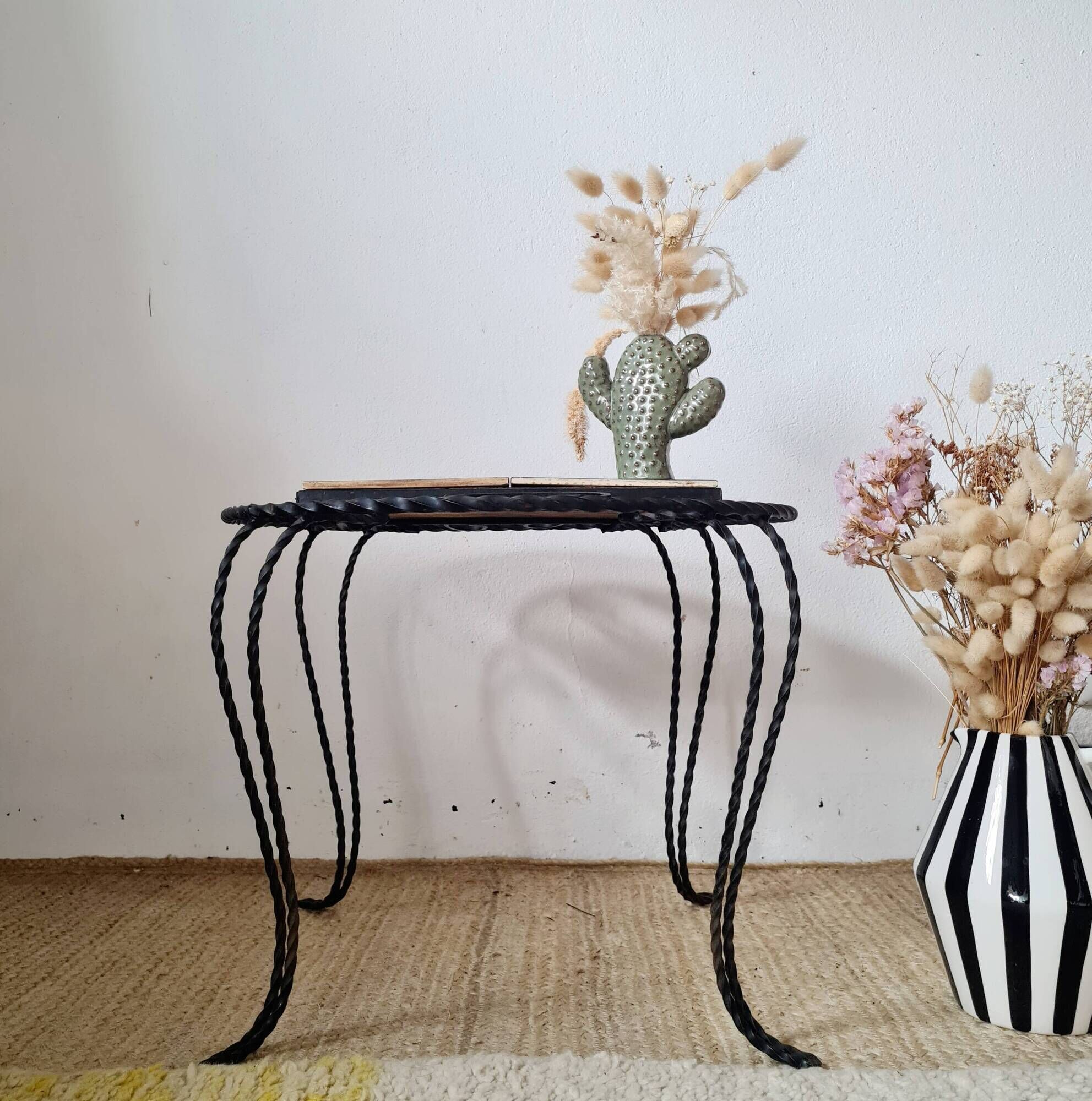 Small coffee table from the 1950s in wrought iron and glazed ceramic.