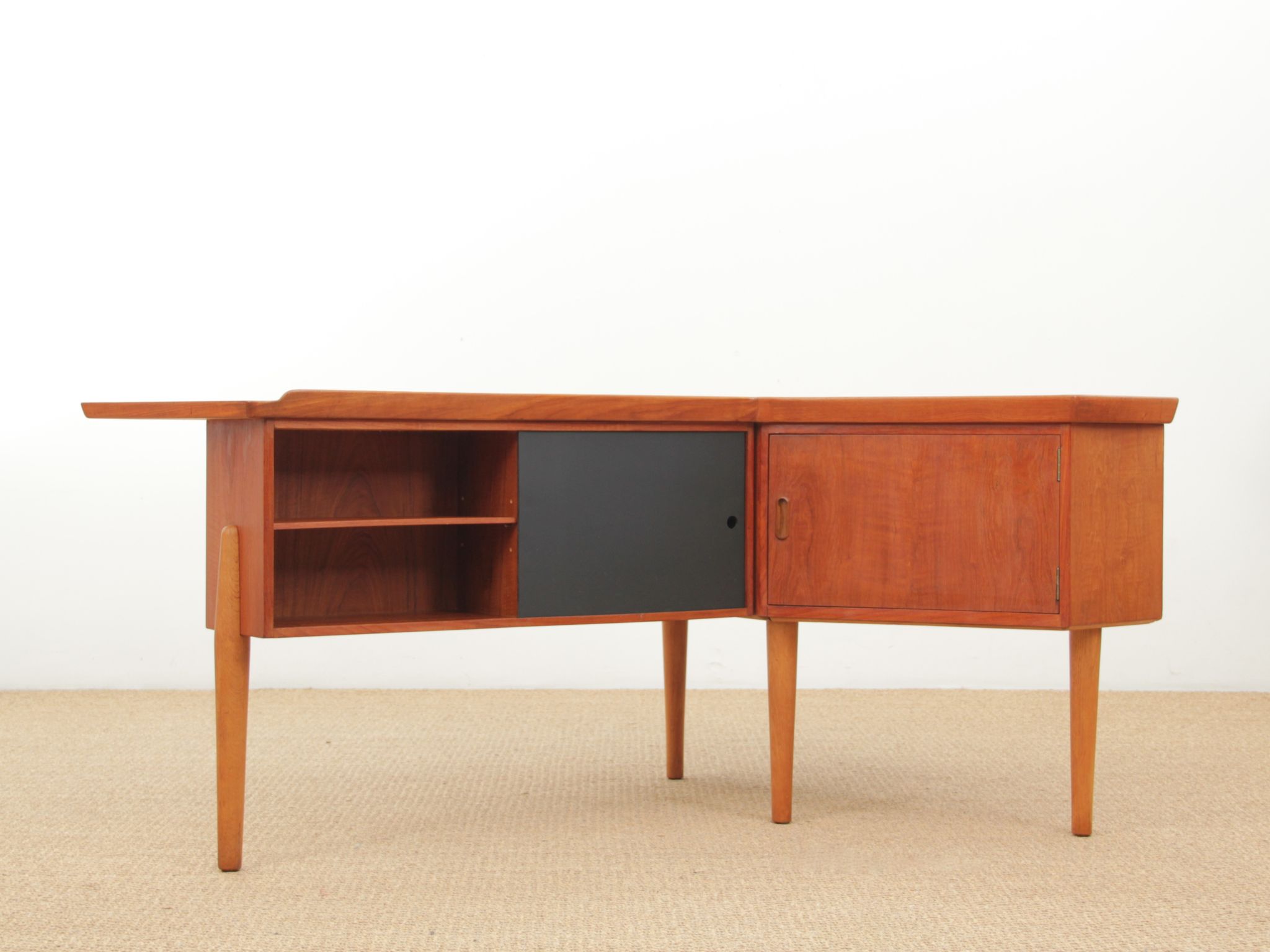Bureau scandinave boomerang en teck d'Arne Hovmand Olsen