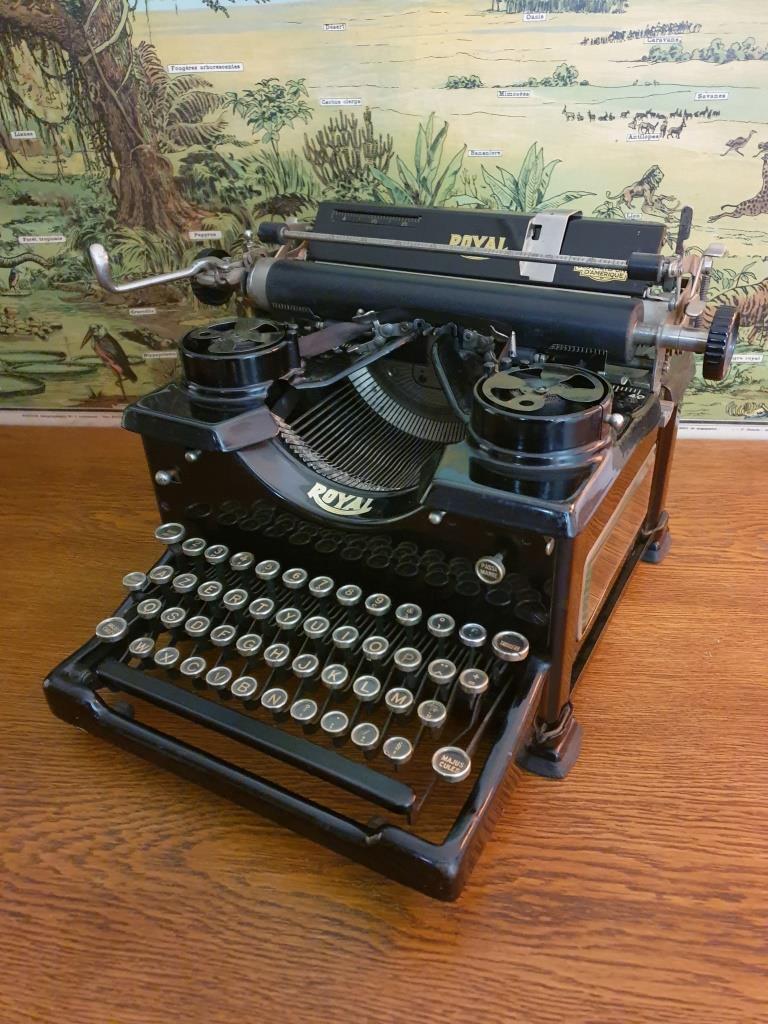 ROYAL typewriter