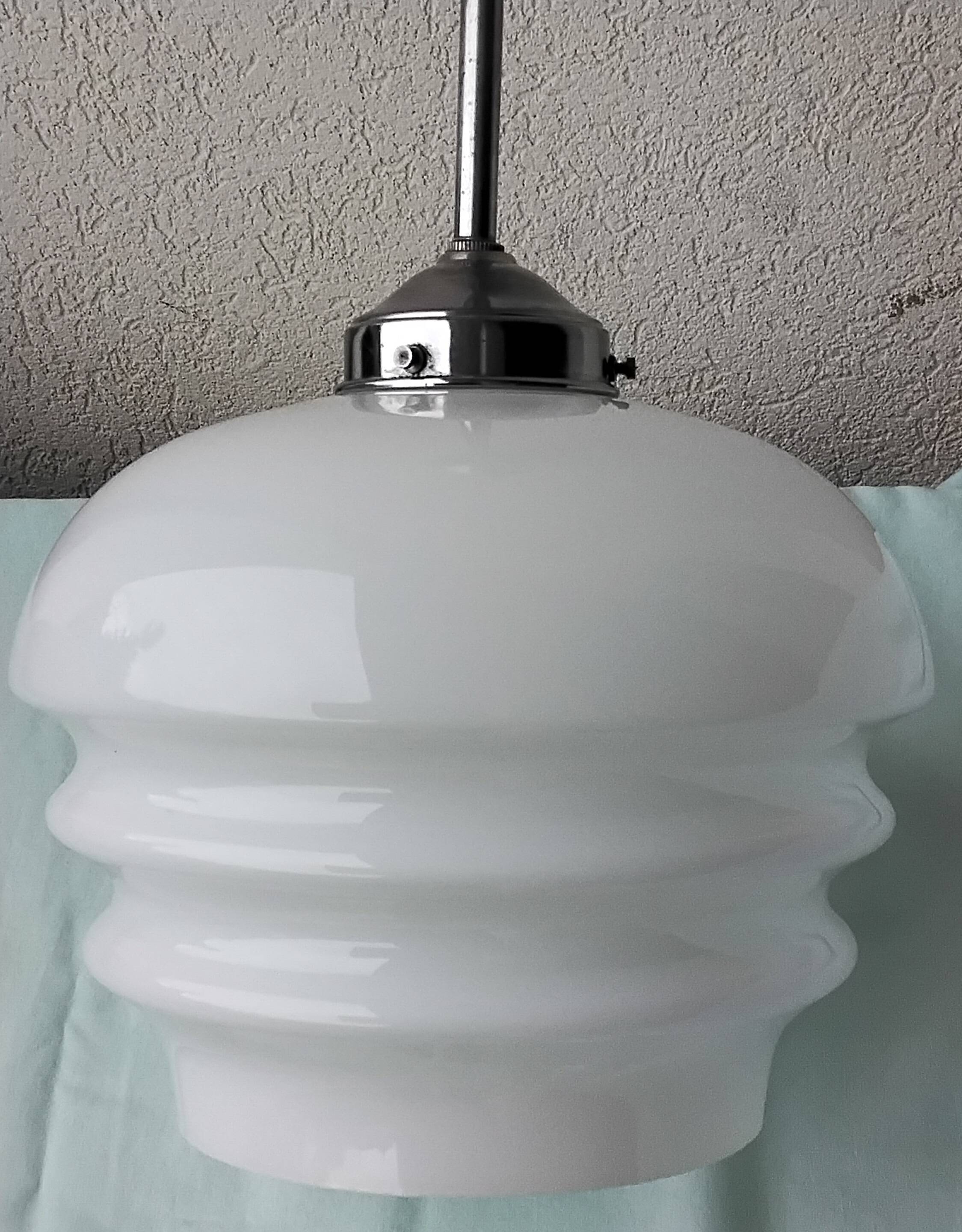 Suspension in opaline