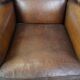 Fauteuil en cuir de mouton avec finition clous décoratifs