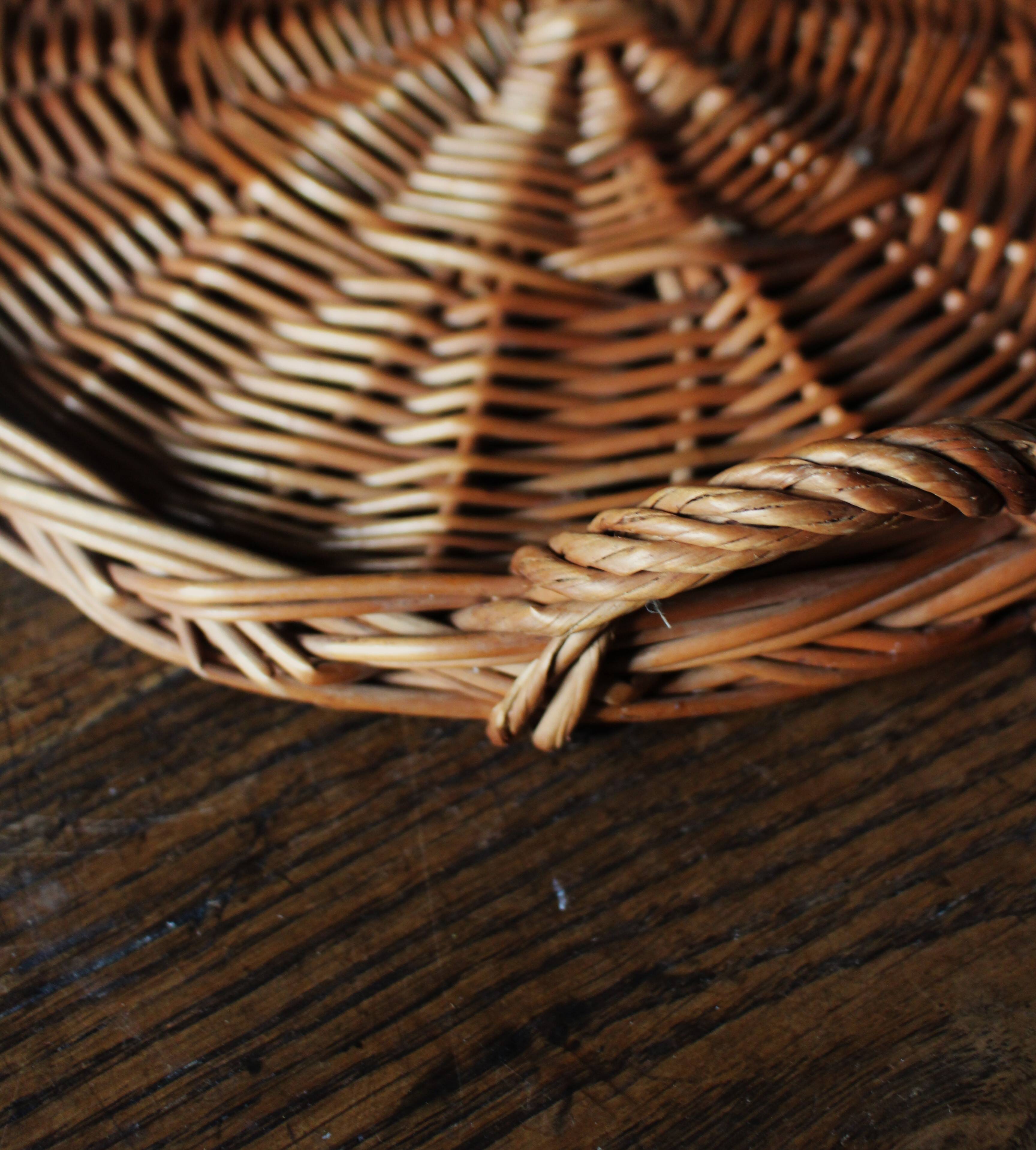 Medium round dark wicker plateau with two handles.