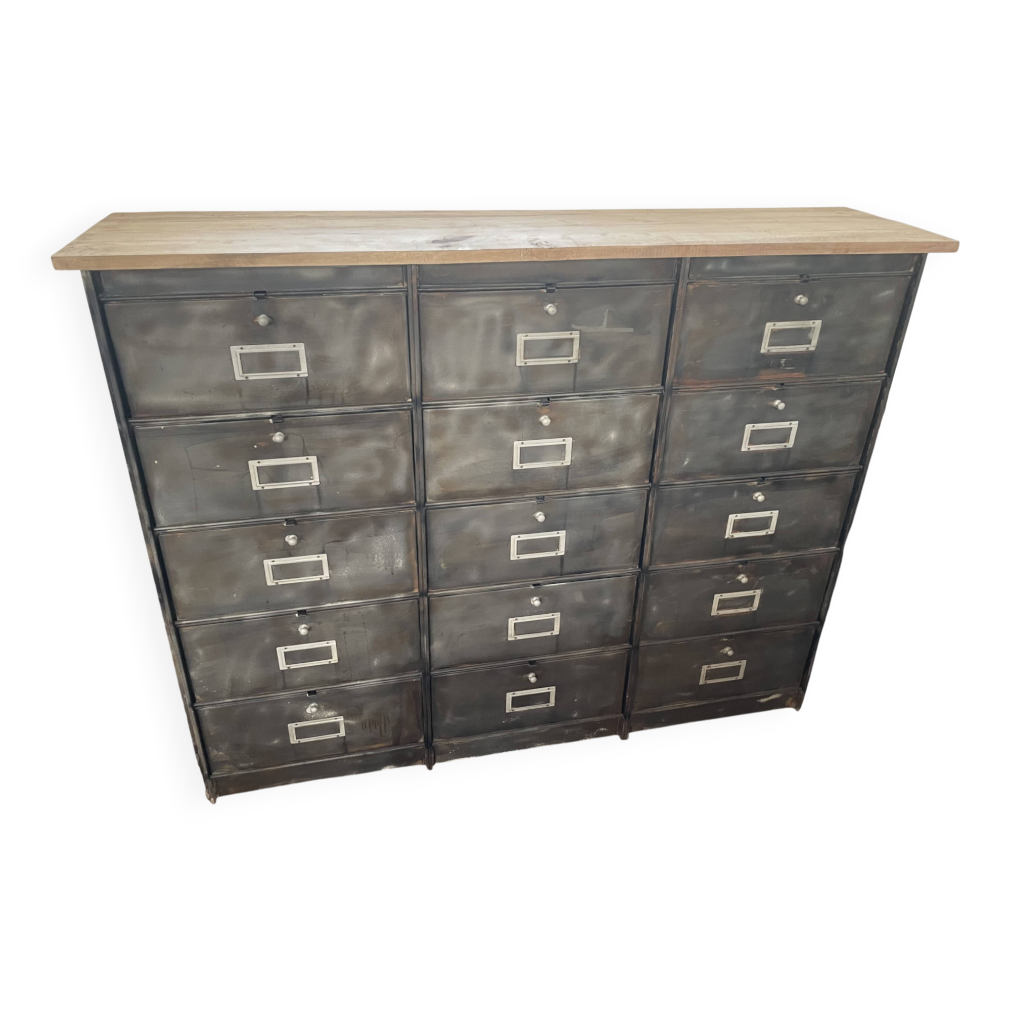 Renovated metal furniture with 15 roneo flaps.
