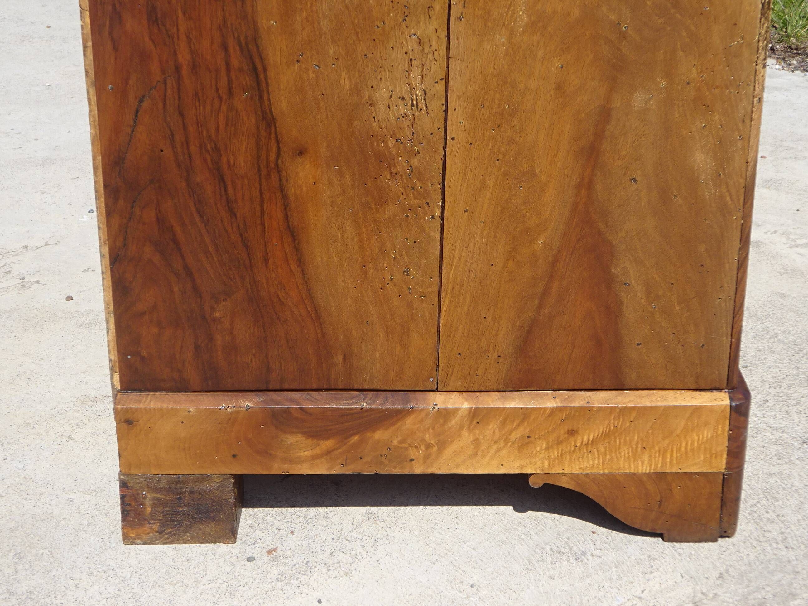 Antique Louis Philippe chest of drawers in solid walnut.