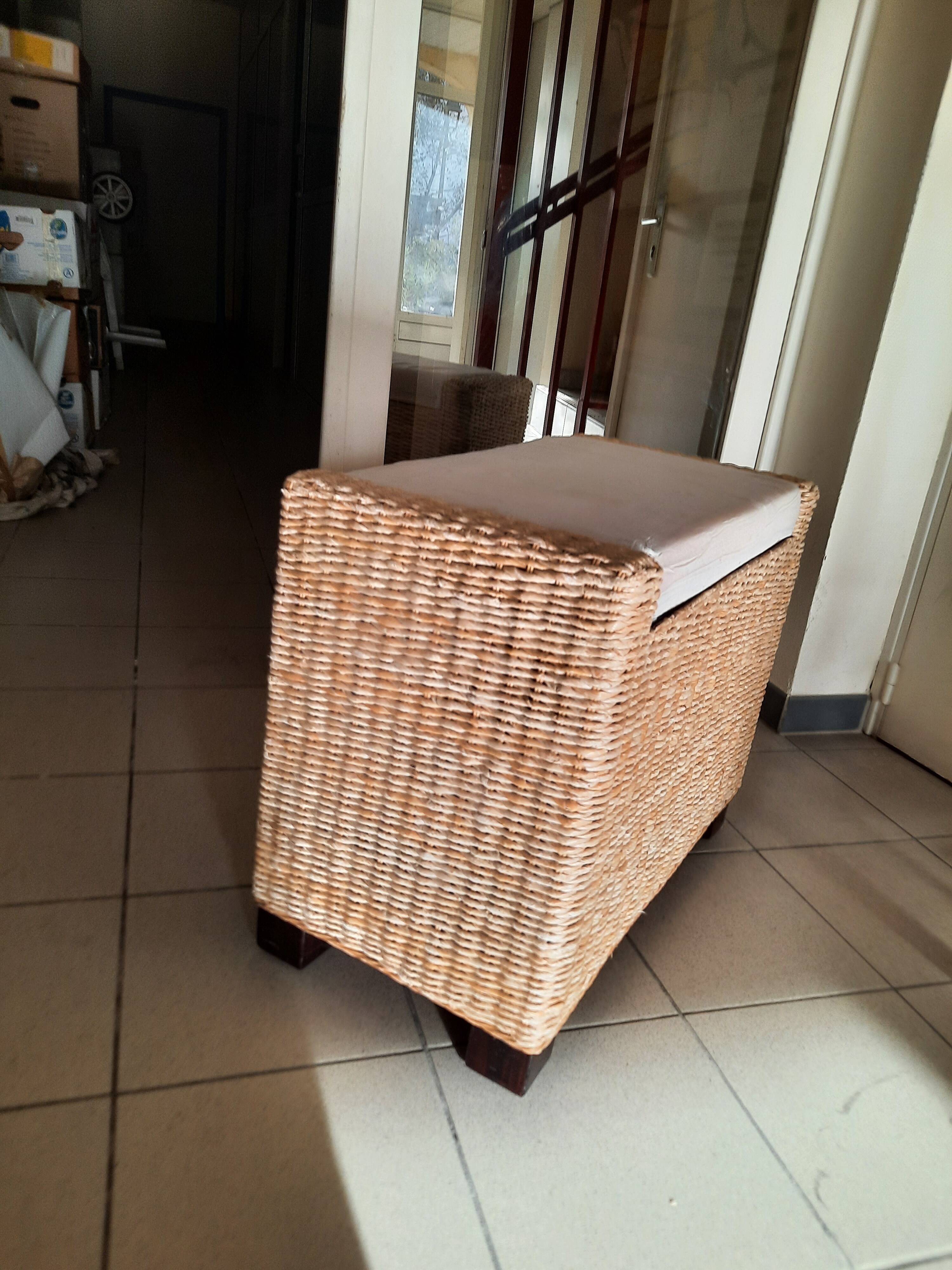 Pouf, coffre en rotin et bois