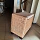Pouf, coffre en rotin et bois