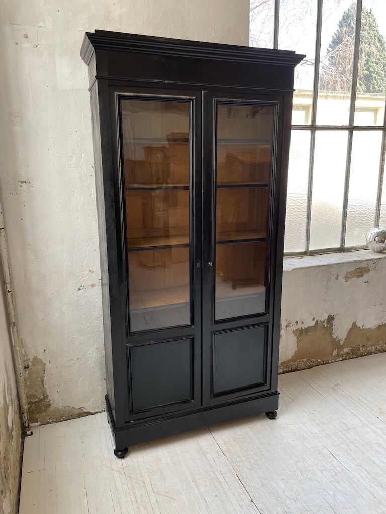 Napoleon 3 walnut window glass cabinet