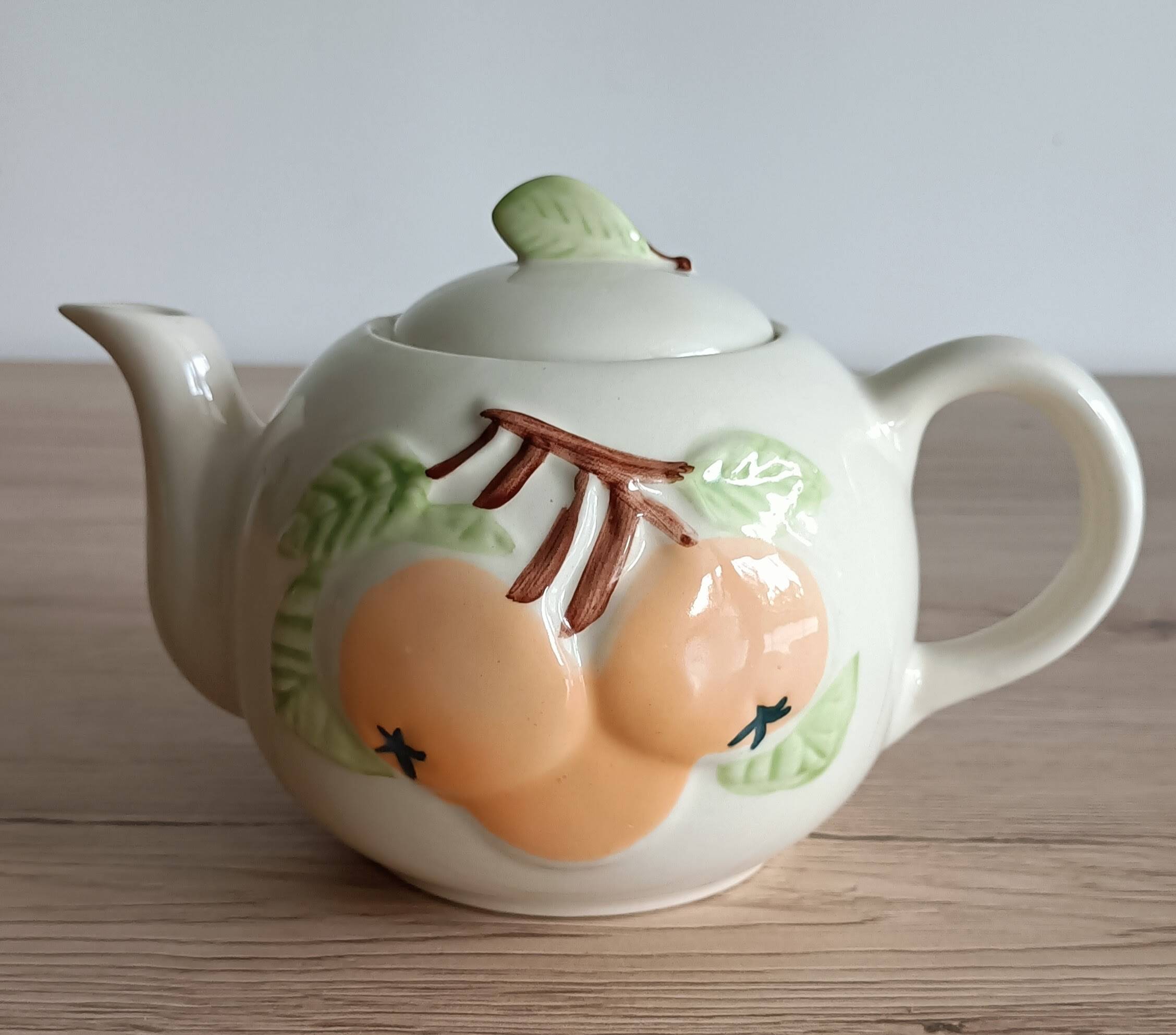 Slush teapot with embossed fruit decoration
