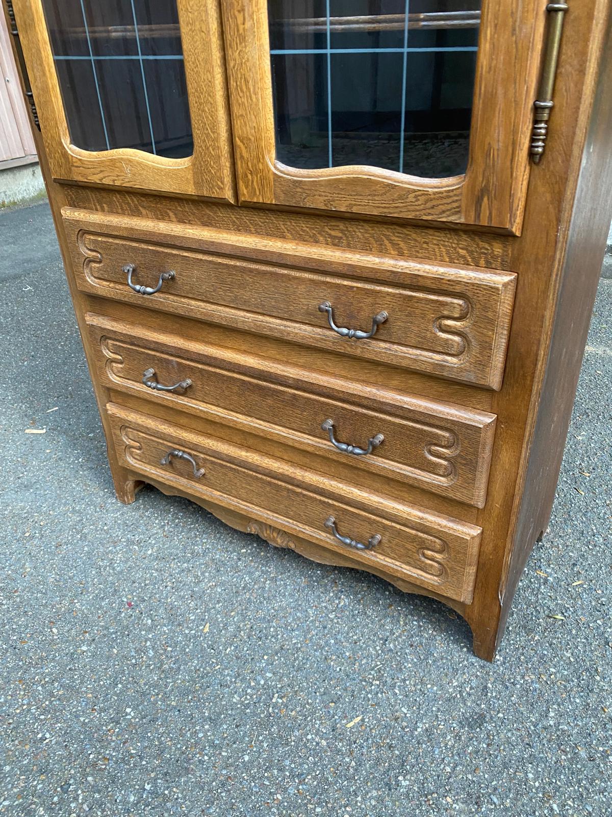 Vitrine Louis XV en bois signée Riskoff