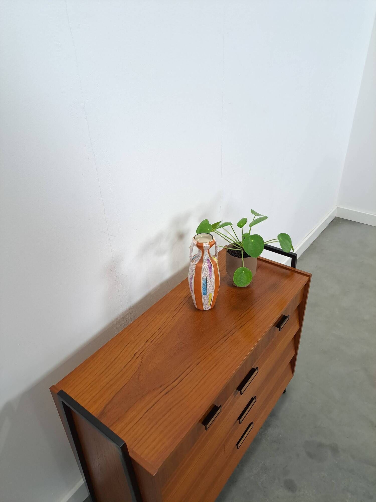Teak schoenenkast met zwart metalen poten, nr. 1