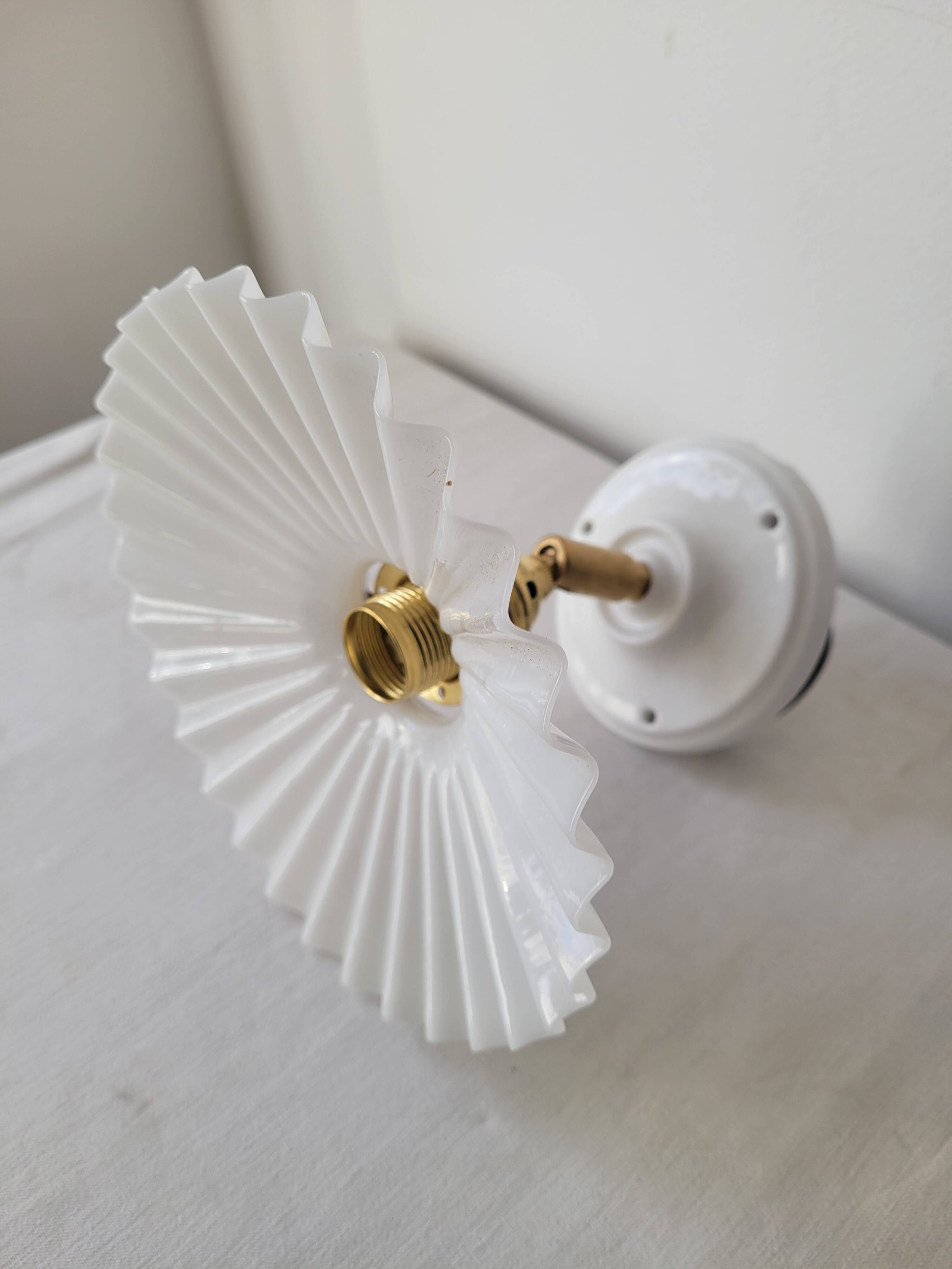 Wall lamp in opaline, brass and glass