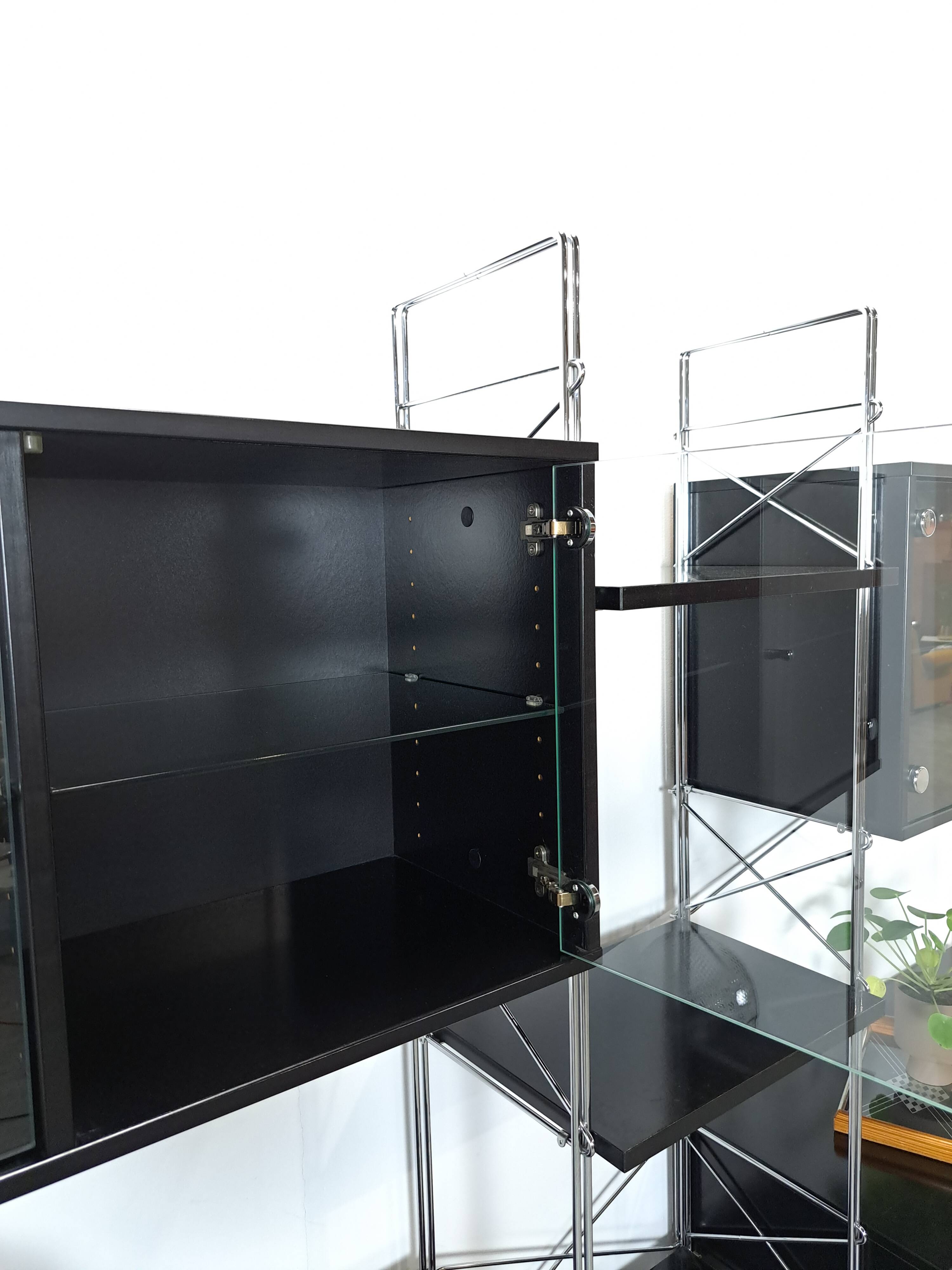 Deens design Denka modulaire kast met chromen houders en planken