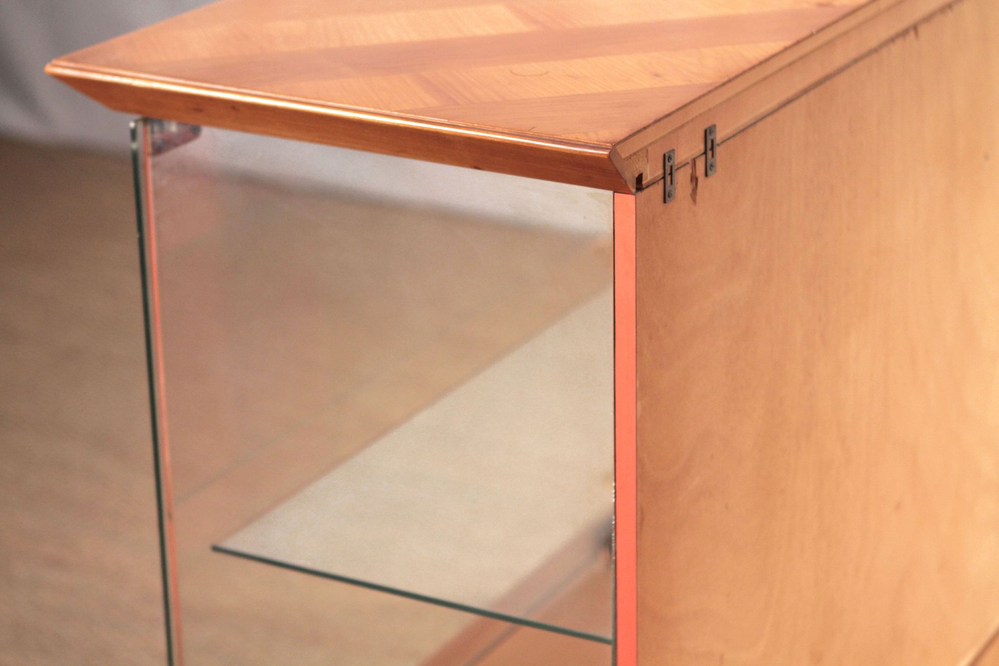 Buffet vaisselier en merisier clair vers 1950