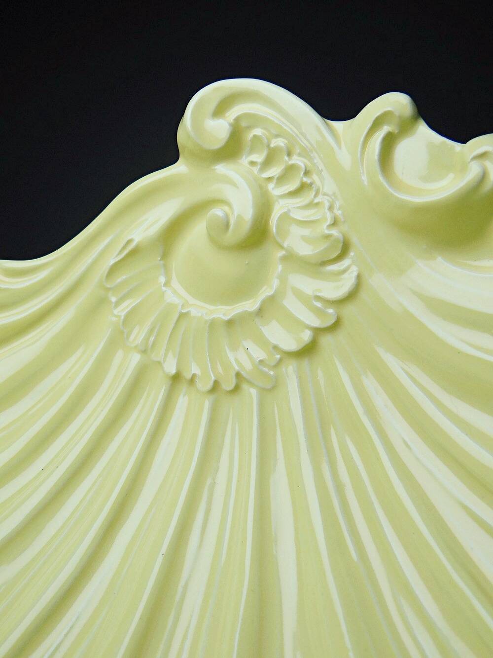 Small vintage rococo-style earthenware bowl or trinket dish with seashell motif, 1970s-80s