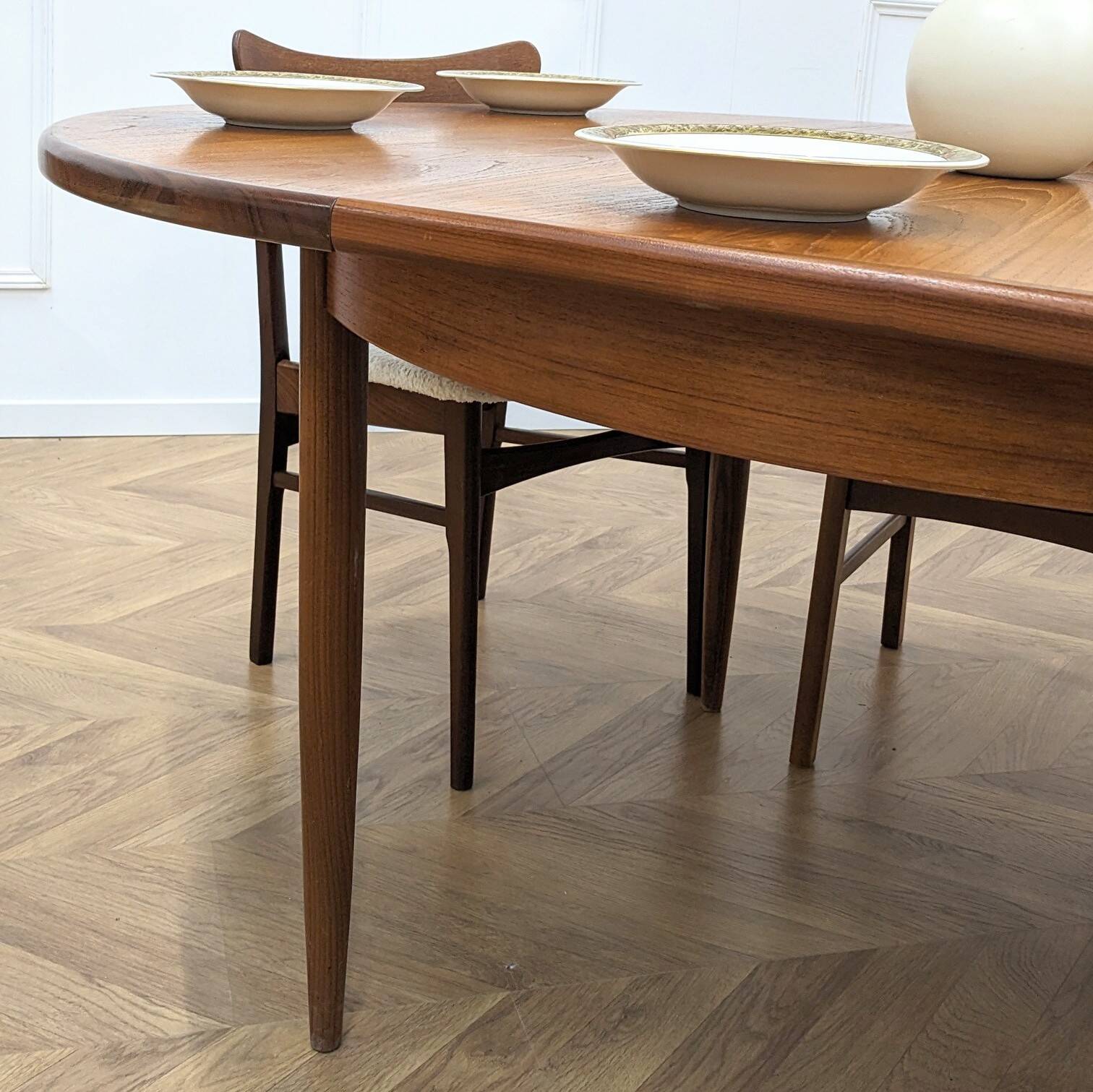 Table à manger ronde et extensible éditée G-Plan