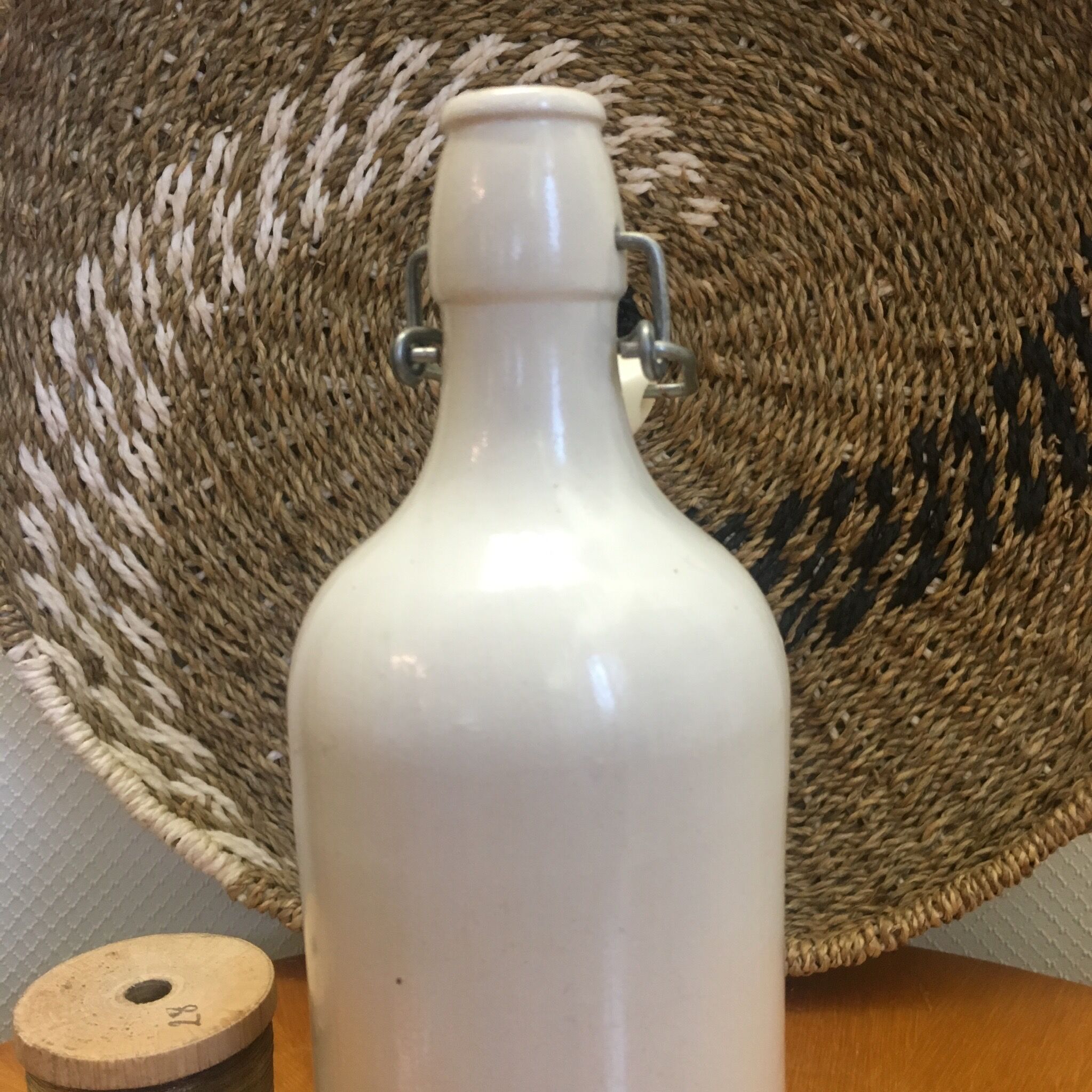 Bouteille en grès vintage blanc