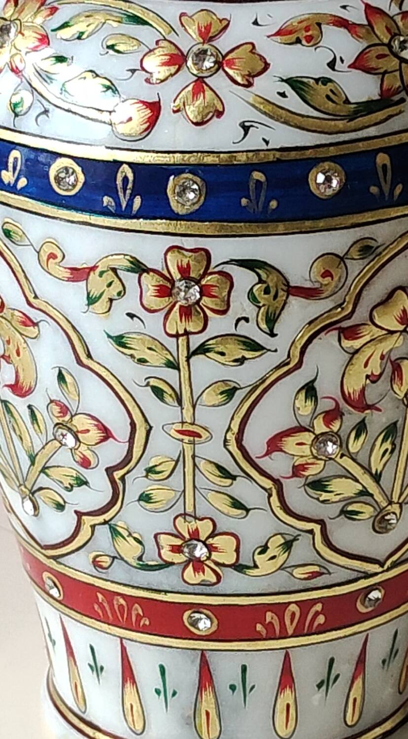 Hindu marble vase with floral decoration and gold leaf, in a box. Height 20 cm.