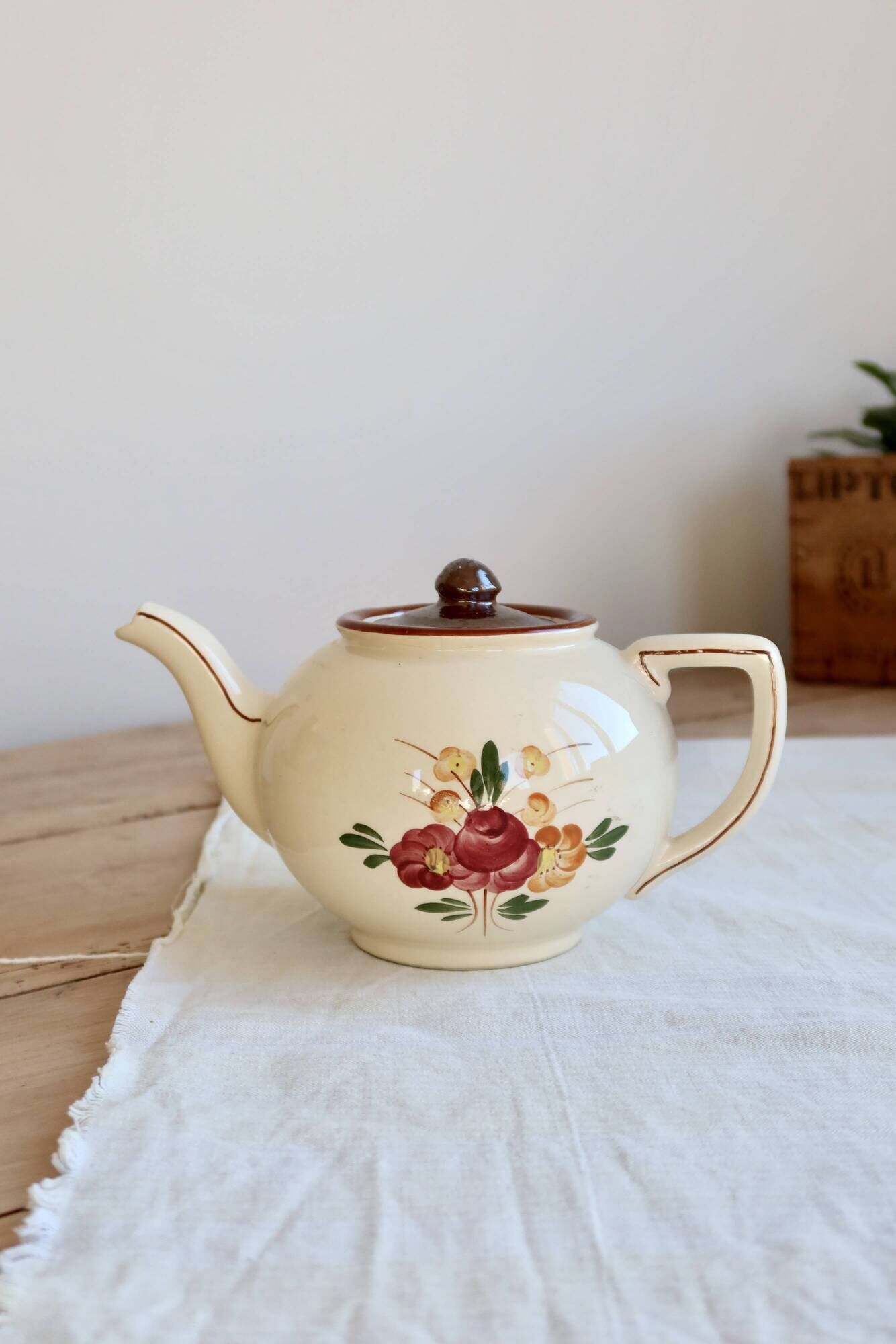 Vintage pouring teapot in Longchamp earthenware, Agen model.