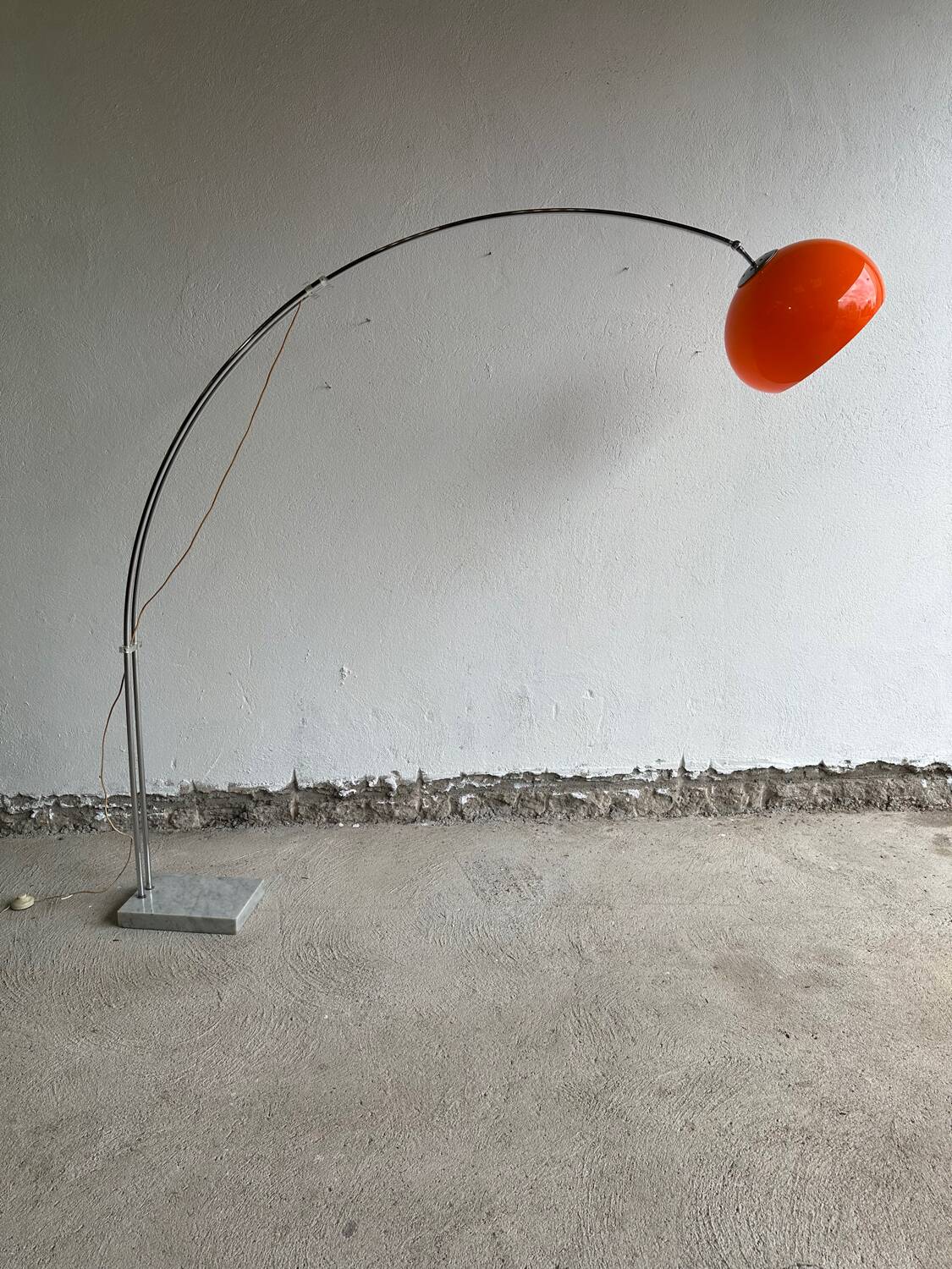 Lampadaire arc orange, design Italien 1970