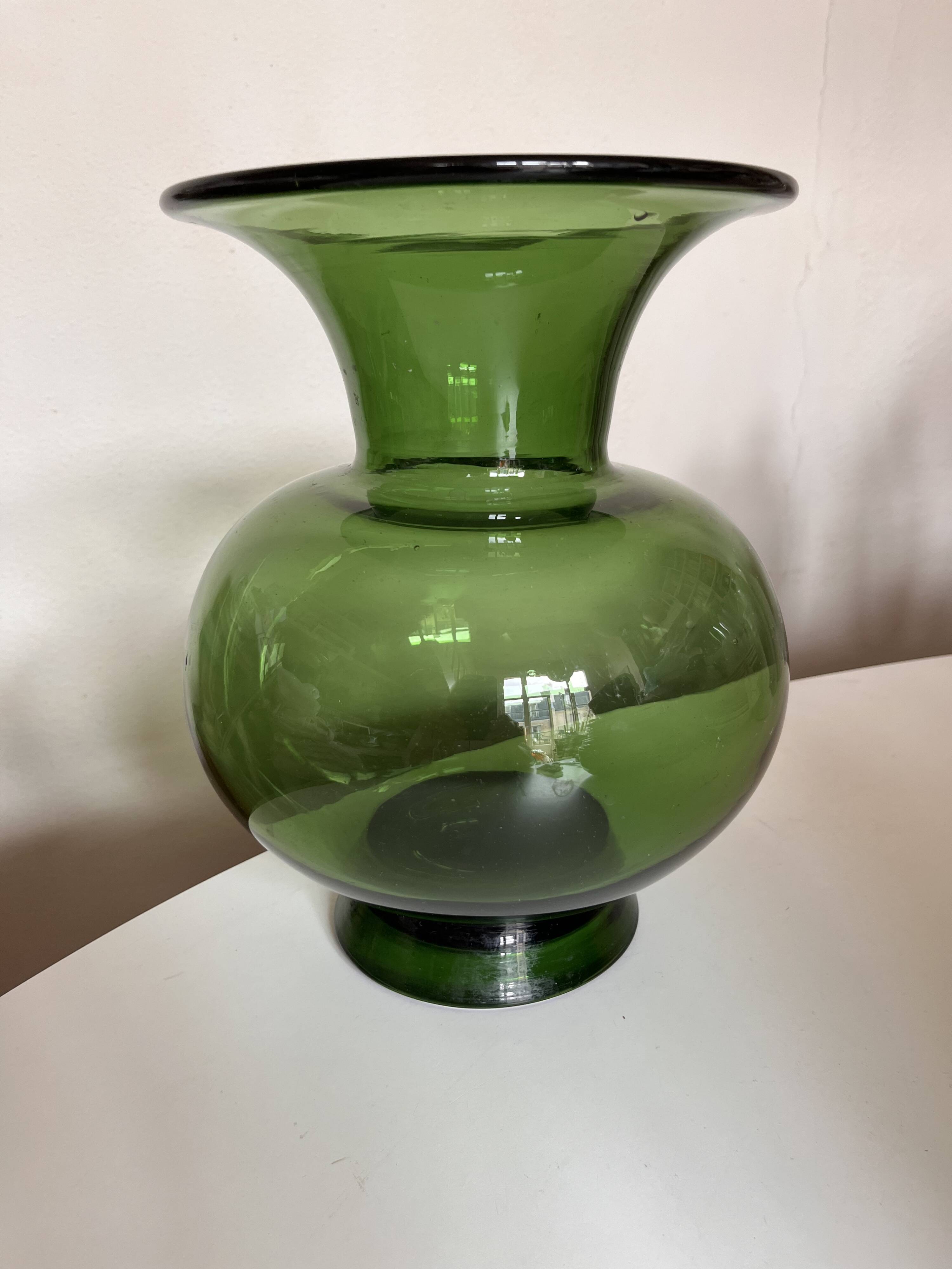 XXXL baluster vase in Empoli glass, 1960 Italian neoclassical design.