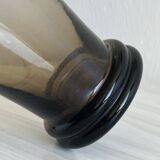Carafe, bouteille ancienne en verre fumé avec bouchon sculpté.
