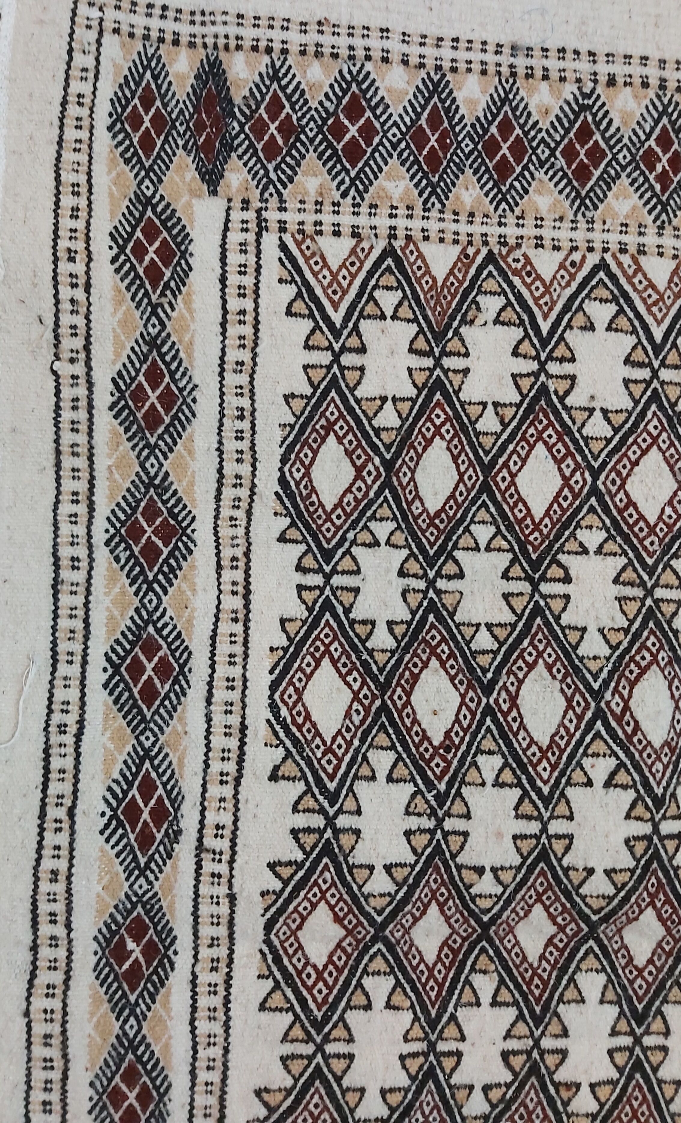 Traditional beige white and Berber brown carpet 206x133cm