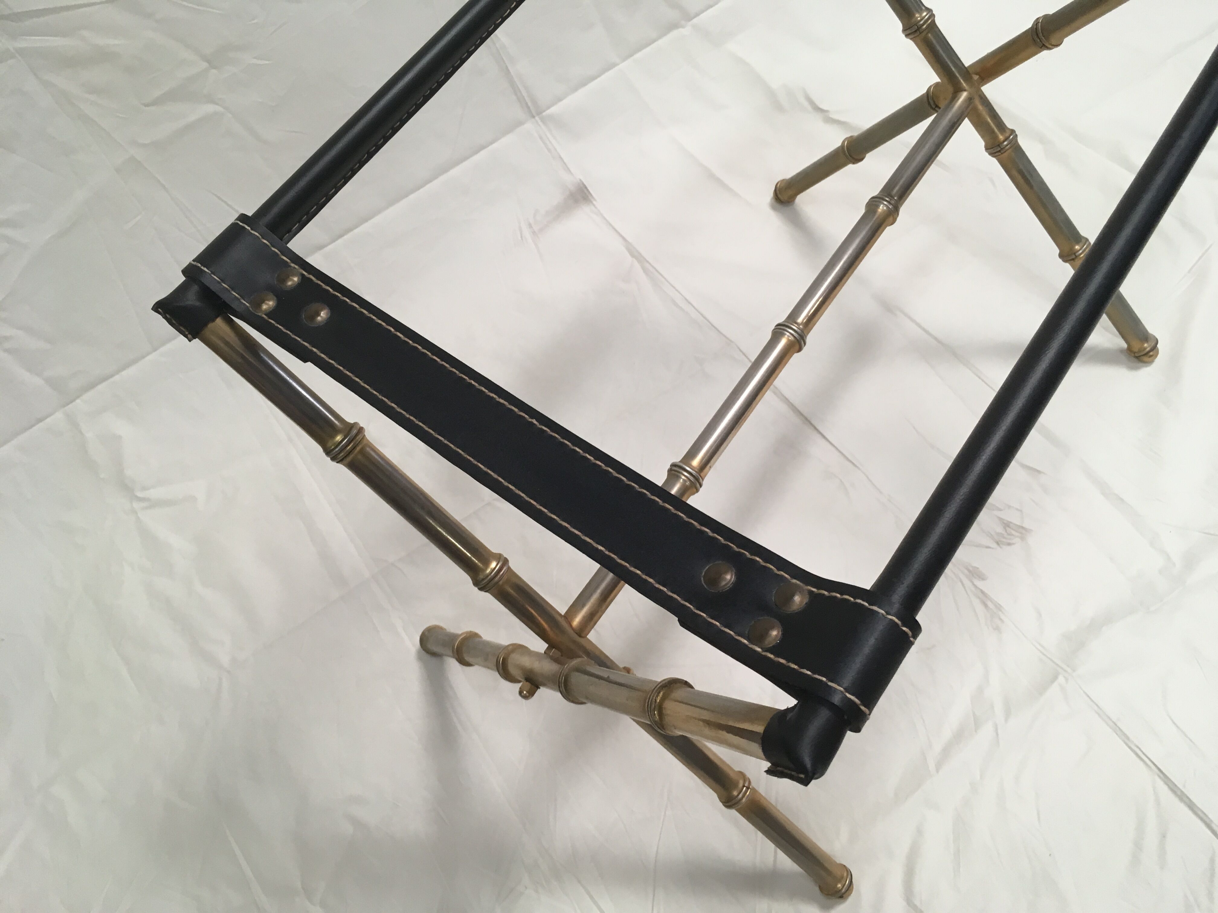Table d'appoint vintage en laiton et cuir par Jacques Adnet 1950