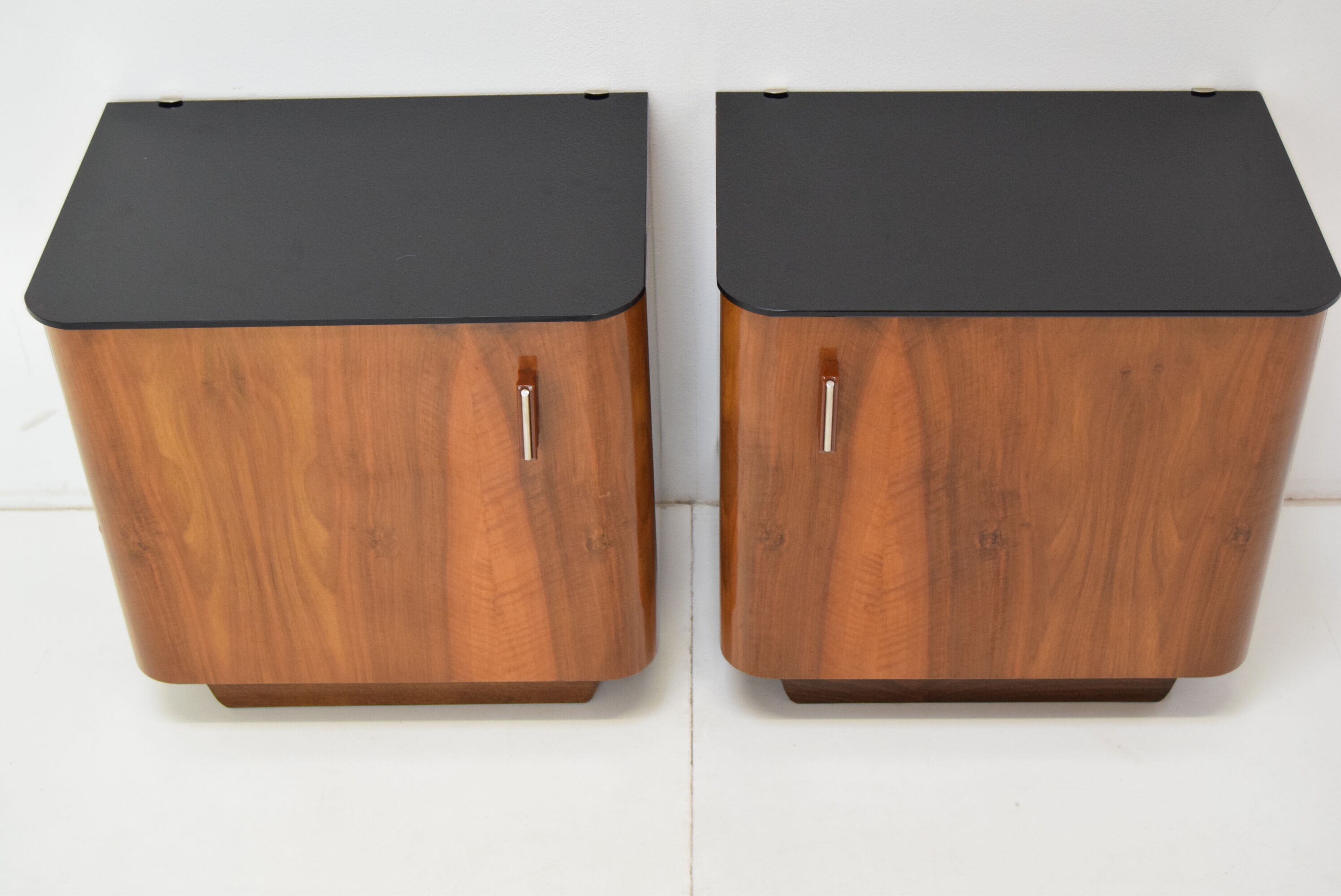 Paire de tables de nuit conçues par Jindrich Halabala, années 1950.