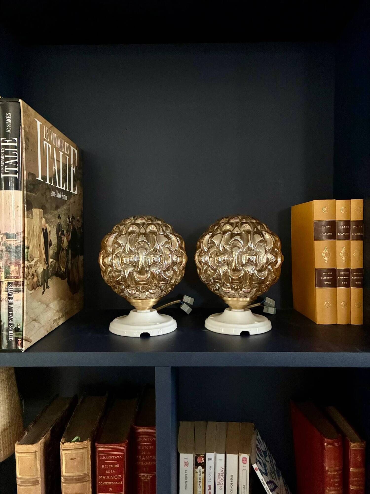 Pair of "Globe" wall lights in amber glass and ceramic - 1970.