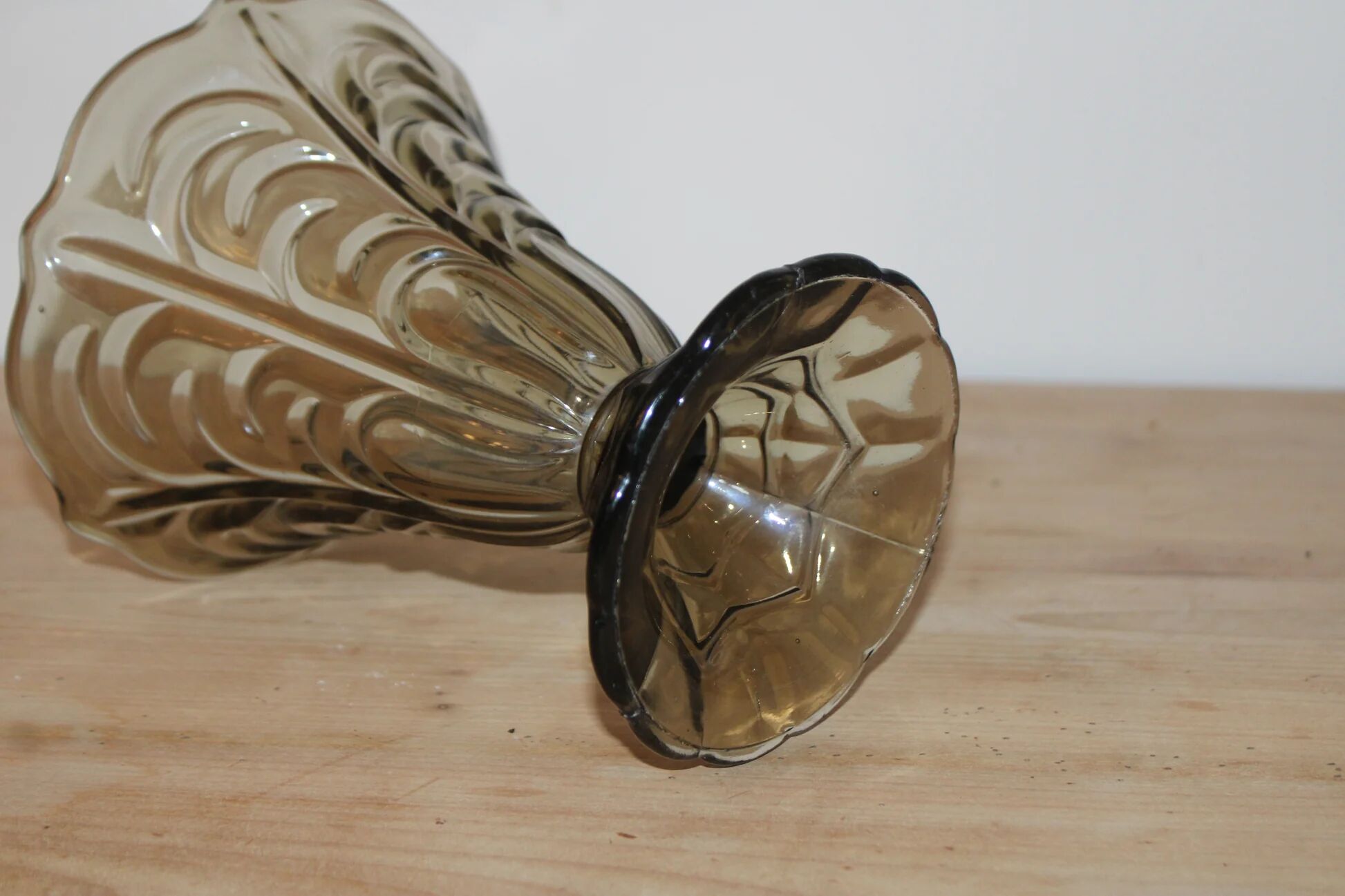 Vase en verre moulé teinté brun fumé