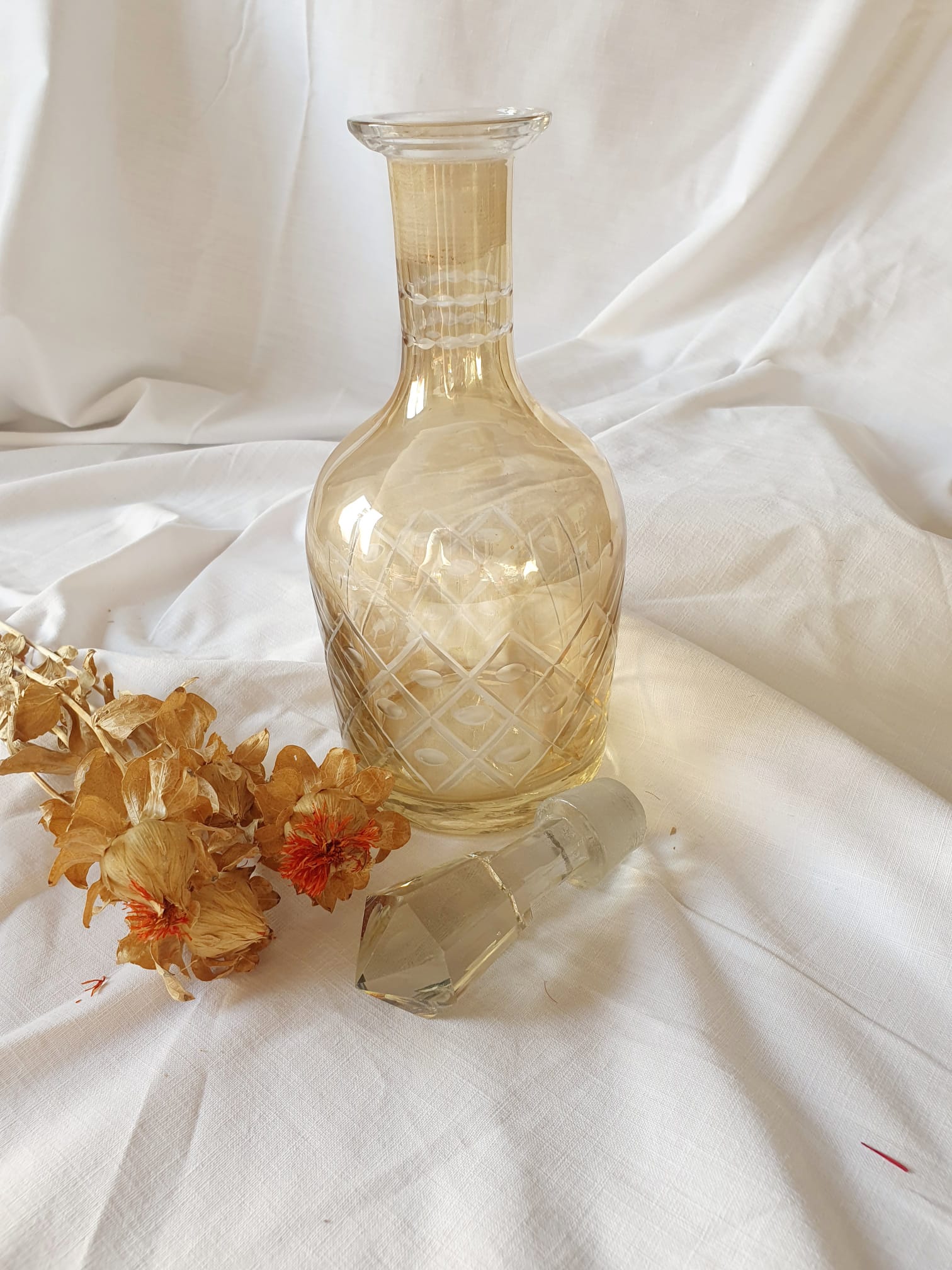 Carafe jaune en verre ciselé