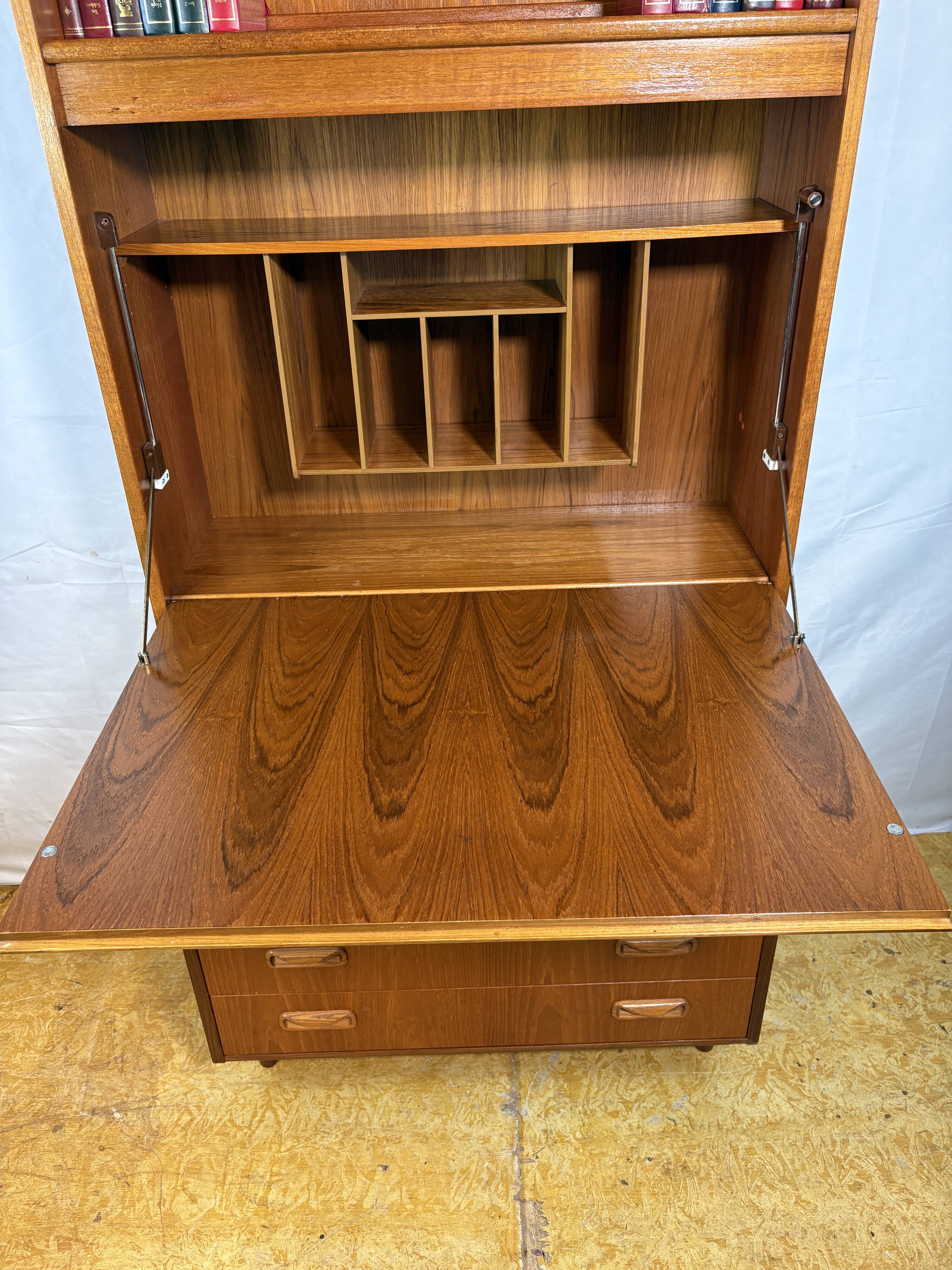 Bibliothèque haute en teck style rétro vintage milieu du siècle avec intérieur bureau par G-Plan