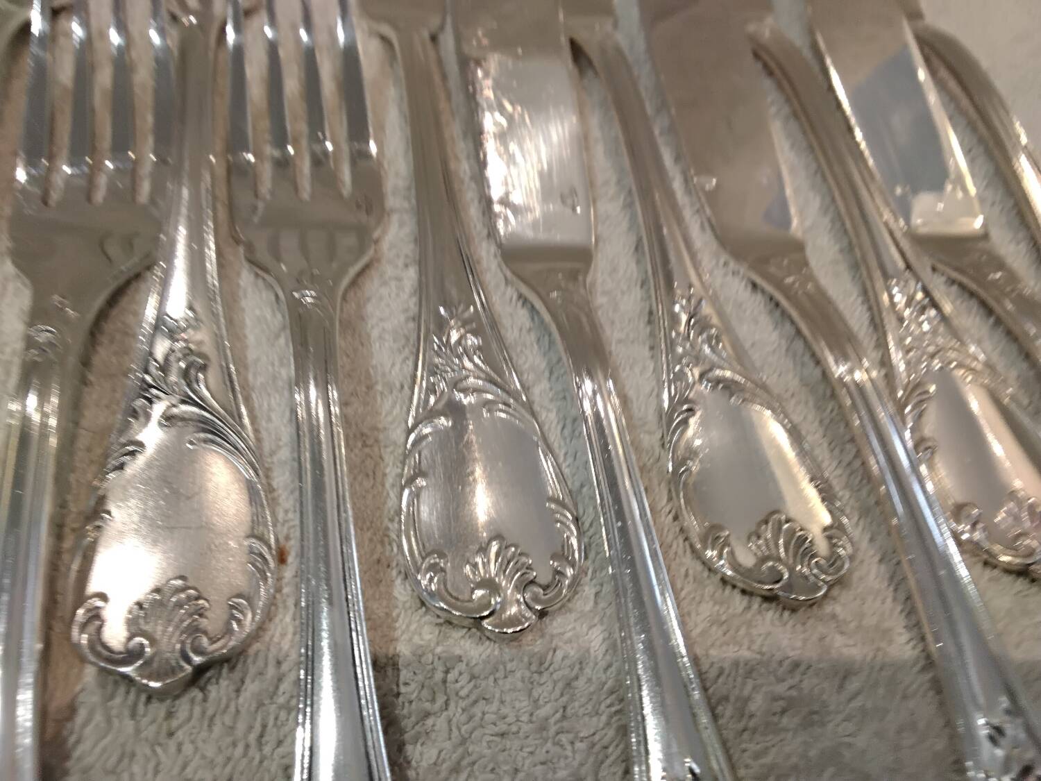 7 forks, 7 fish knives, silver-plated metal, Christofle Marly.