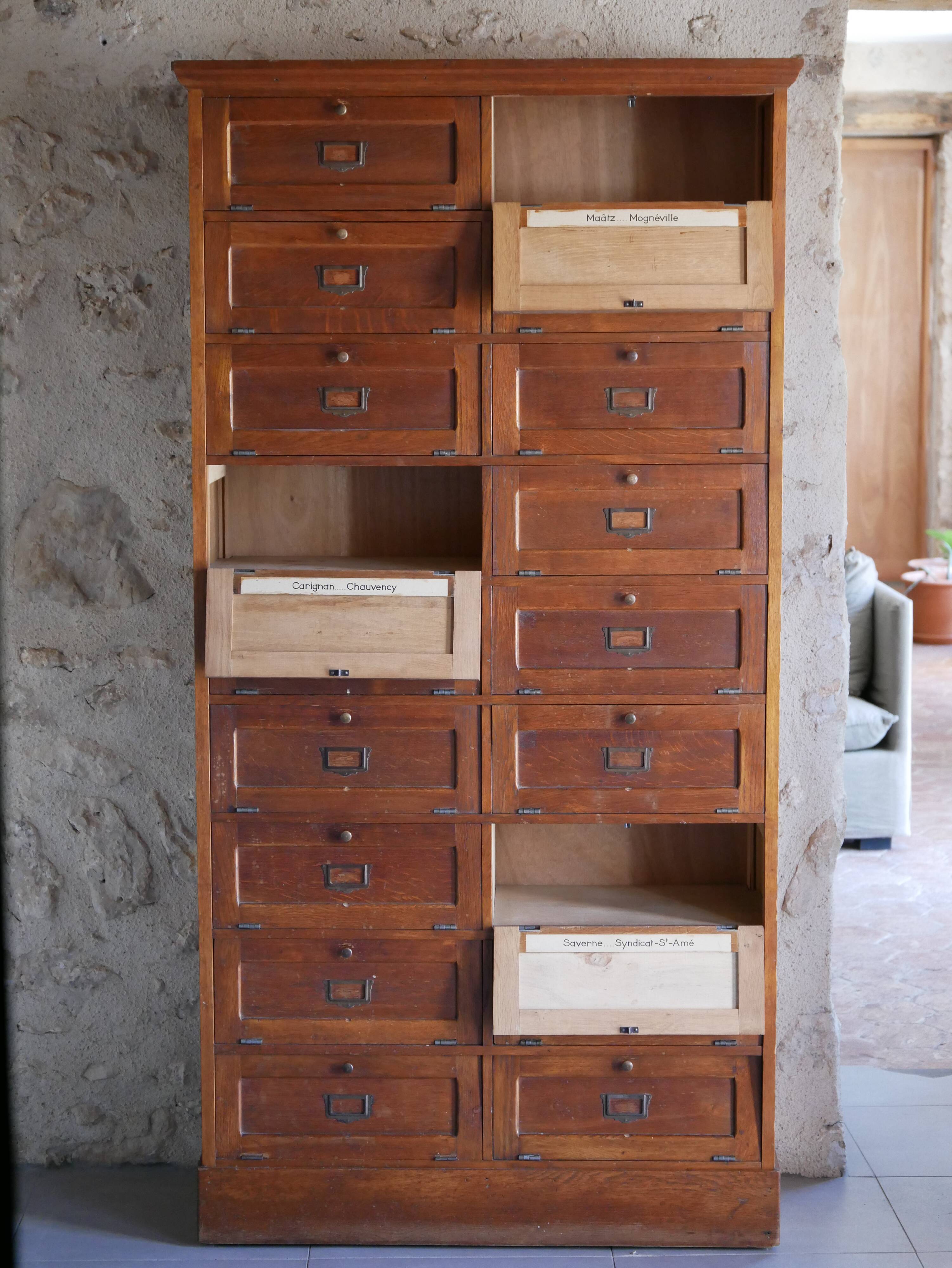 Notary's furniture with clamshells